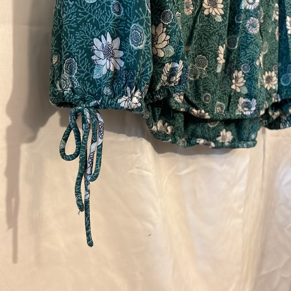 Dark green long sleeve flowered blouse. Size large. Lucky brand. 5 buttons. - Picture 4 of 5